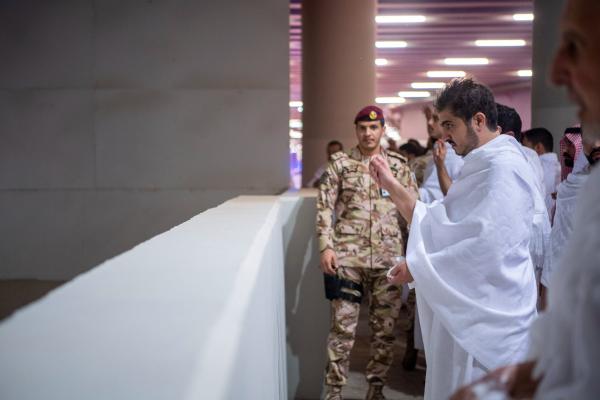 أمير مكة ونائبه يرميان جمرة العقبة