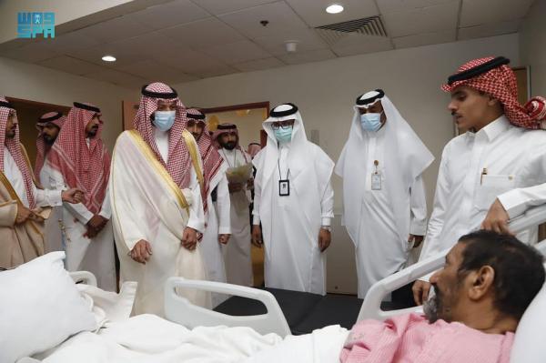 محافظ الطائف يعايد المنومين بـ«مستشفى الملك عبدالعزيز»