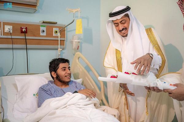 وكيل إمارة القصيم يعايد المرضى المنومين بعيد الأضحى