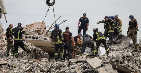 أوكرانيا..18 قتيلًا بالهجوم الصاروخي على مبنى سكني