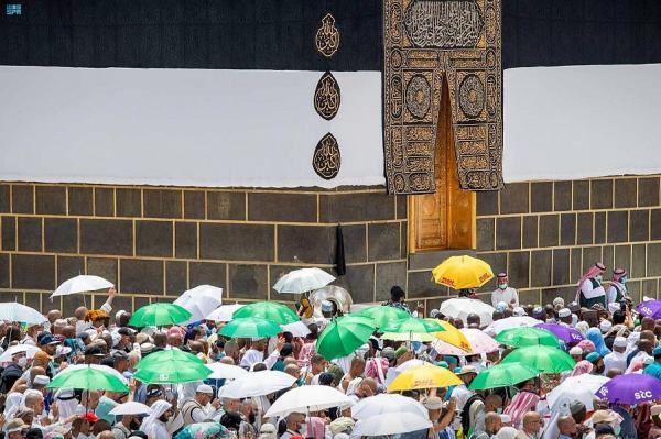 الحجاج يؤدون طواف الوداع وسط منظومة خدمات متكاملة