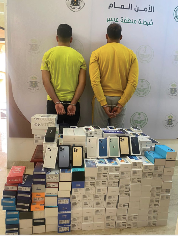 خميس مشيط.. القبض على مقيمَيْن لسرقتهما هواتف متنقلة من محل تجاري
