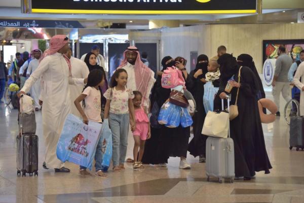 طلائع الحجيج تصل إلى الدمام..ضيوف الرحمن لـ «اليوم»: خدمات هائلة بمجالات الصحة والنقل والتفويج