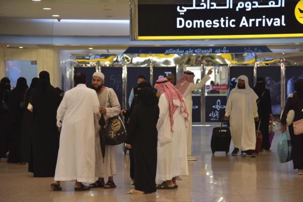 طلائع الحجيج تصل إلى الدمام..ضيوف الرحمن لـ «اليوم»: خدمات هائلة بمجالات الصحة والنقل والتفويج