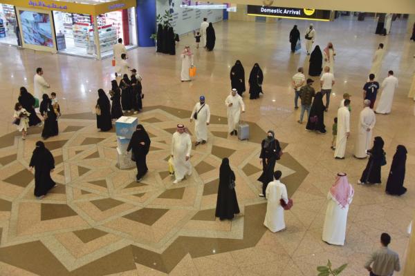 طلائع الحجيج تصل إلى الدمام..ضيوف الرحمن لـ «اليوم»: خدمات هائلة بمجالات الصحة والنقل والتفويج