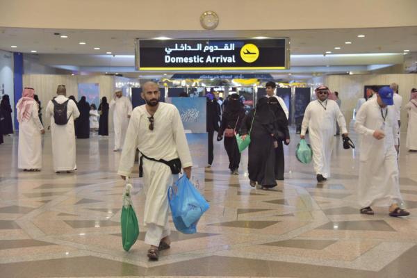 طلائع الحجيج تصل إلى الدمام..ضيوف الرحمن لـ «اليوم»: خدمات هائلة بمجالات الصحة والنقل والتفويج