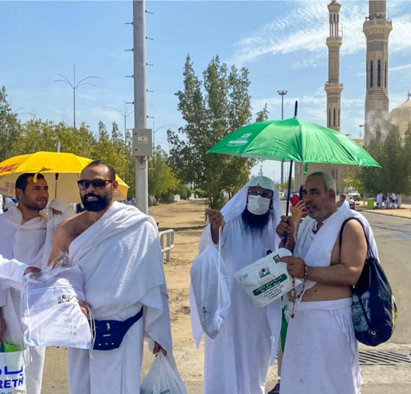 هدايا وأدلة إرشادية من «أبصر» لضيوف الرحمن