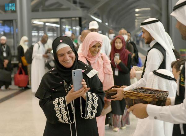 بهجة وفرحة..27 ألف حاج في المدينة المنورة