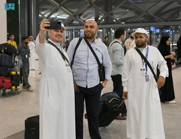 بهجة وفرحة..27 ألف حاج في المدينة المنورة