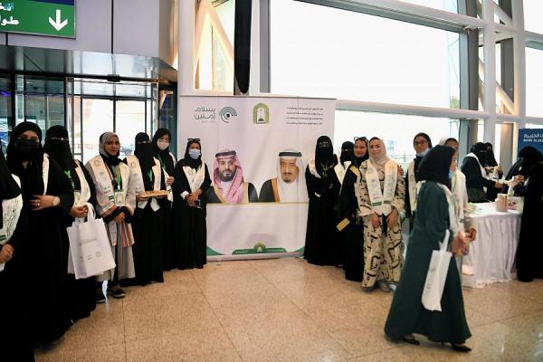 مكة.. «الشؤون الإسلامية» تودّع الحجاج بهدايا متنوعة