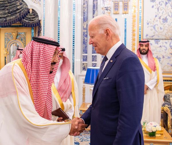 عاجل: بالصور.. خادم الحرمين يلتقي الرئيس الأمريكي في قصر السلام في جدة