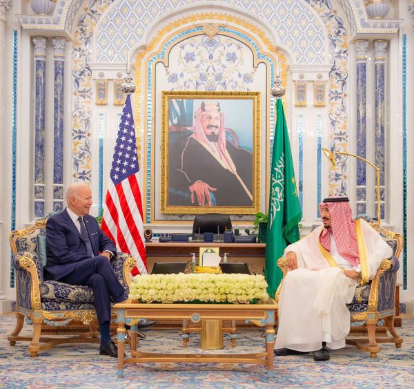 عاجل: بالصور.. خادم الحرمين يلتقي الرئيس الأمريكي في قصر السلام في جدة