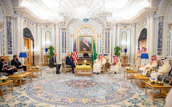 عاجل: بالصور.. خادم الحرمين يلتقي الرئيس الأمريكي في قصر السلام في جدة