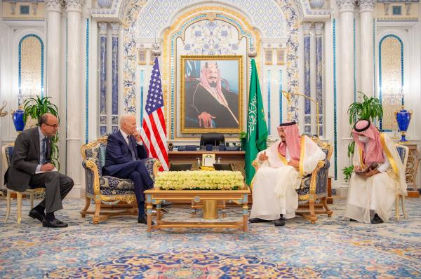 عاجل: بالصور.. خادم الحرمين يلتقي الرئيس الأمريكي في قصر السلام في جدة