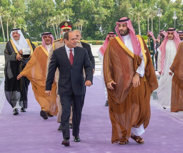 عاجل: ولي العهد يستقبل الرئيس المصري