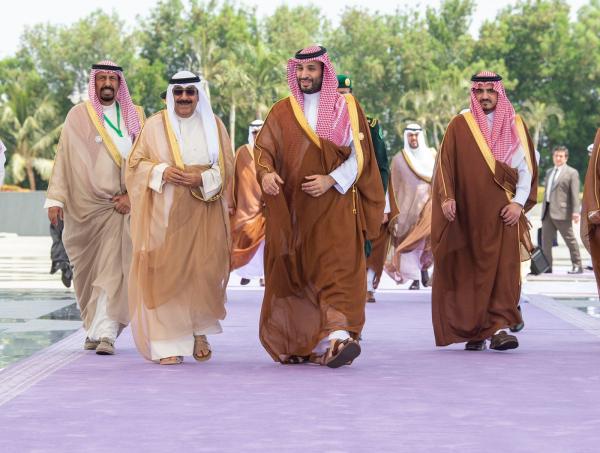 عاجل: الأمير محمد بن سلمان يستقبل ولي عهد الكويت بمطار جدة