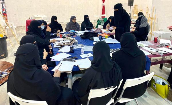 16 متدربة في ورشة «احتراف التظليل بالفحم»