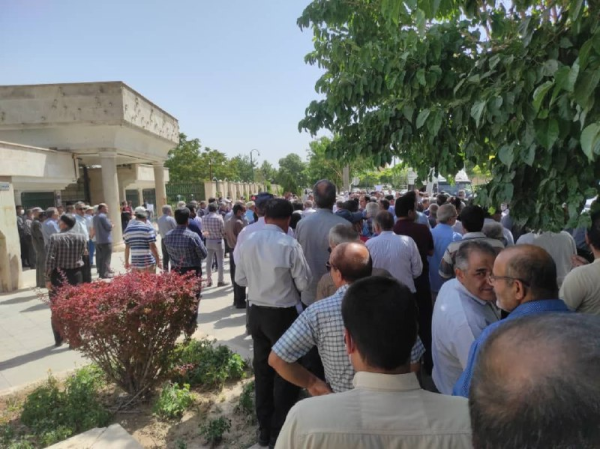متقاعدو إيران يتظاهرون في 19 مدينة.. مرددين هتافات «رئيسي كذاب»