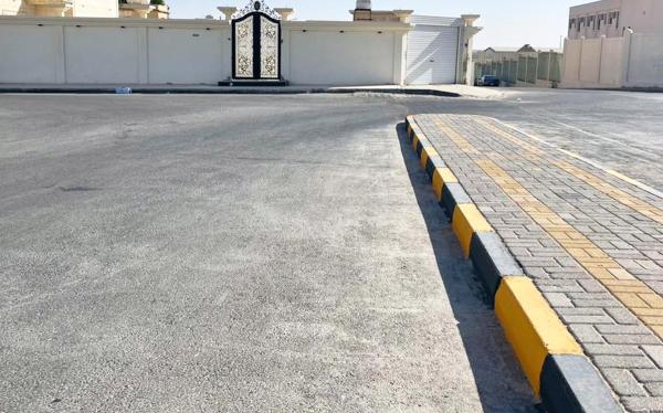 تحسين الأرصفة في أحياء ومداخل النعيرية