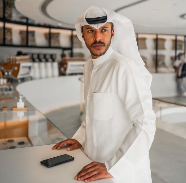 نجوم الكوميديا الخليجية يتألقون في مسرحية «الدنيا مقلوبة»