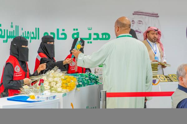منفذ جديدة عرعر يودّع الدفعة الثالثة من الحجاج بالورود