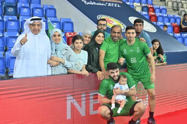يد الأخضر.. تهدد الأزرق!