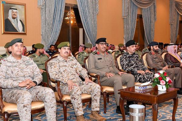 أمير تبوك يكرم المشاركين في أعمال الحج بمنفذ حالة عمار
