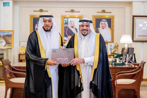 أمير القصيم يتسلم التقرير السنوي لفرع إدارة المجاهدين