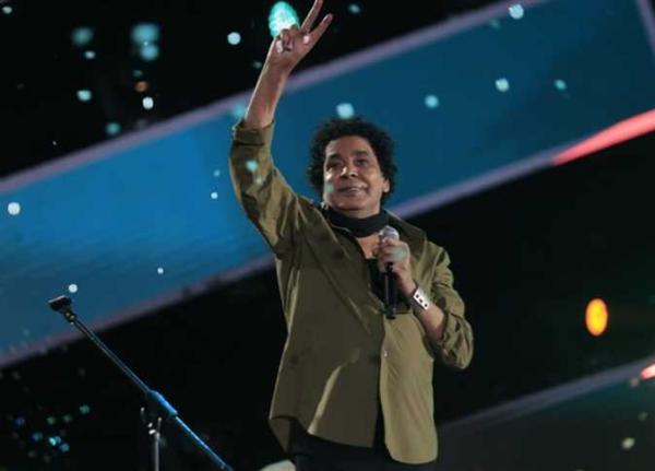 المطرب محمد منير في إحدى الحفلات