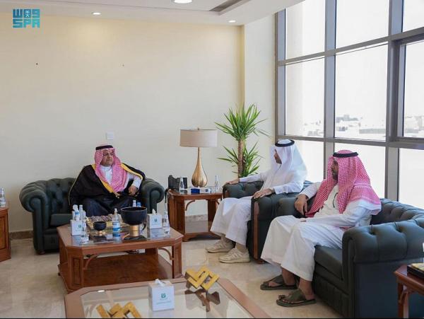 محافظ حفر الباطن يناقش المشاريع تحت التنفيذ