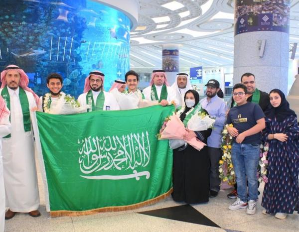استقبال المنتخب السعودي للأحياء في مطار جدة بالورود