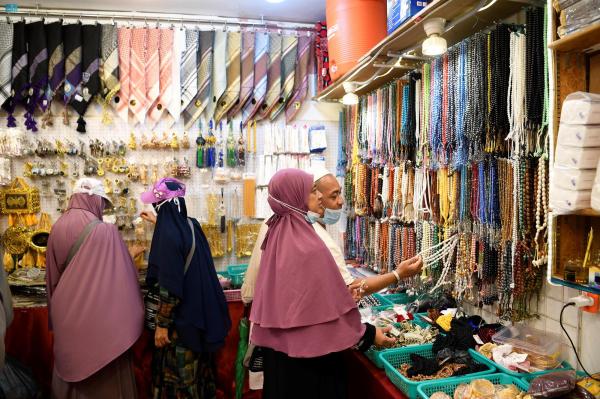 «الهدايا التذكارية».. عبق الأراضي المقدسة من الحجاج إلى ذويهم