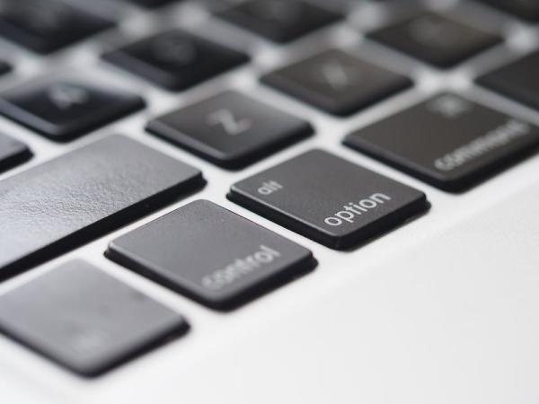 بسبب خلل في لوحات مفاتيح «ماك بوك».. أبل تتوصل إلى تسوية بـ 50 مليون دولار