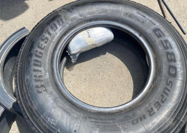 ضبط 297 كجم من الحشيش مخبأة داخل إطارات شاحنة بجدة