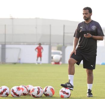 العطوي يراقب ويقيم لاعبي قدم القادسية