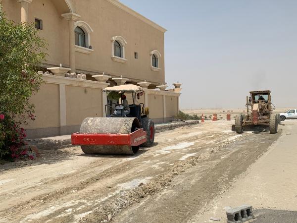 تمهيدا للسفلتة.. تسوية الشوارع الترابية بـ «عزيزية الخبر»