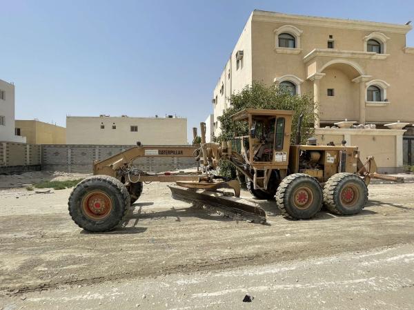 تمهيدا للسفلتة.. تسوية الشوارع الترابية بـ «عزيزية الخبر»