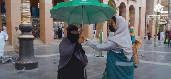 63 متطوعاً ومتطوعة يوزّعون المظلات بالمسجد النبوي
