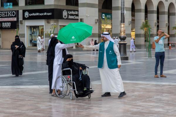 المسجد النبوي..مظلات لحماية الزوار من حرارة الشمس