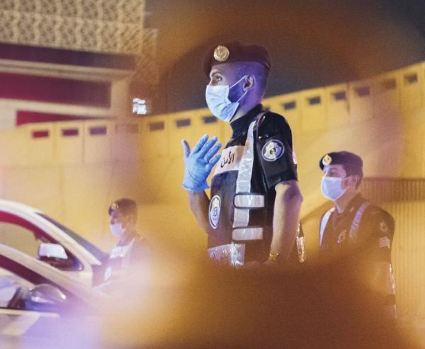 أمن الطرق يقبض على مقيم لنقله 4 مخالفين لأمن الحدود بعسير