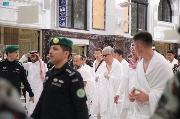 الرئيسُ الكازاخستاني يؤدي مناسكَ العمرة