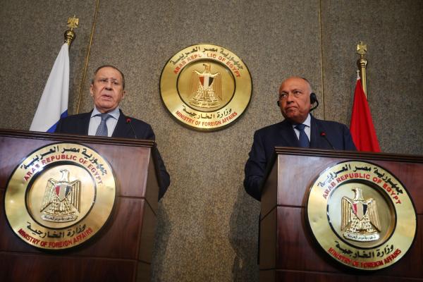 وزيرا خارجيتي مصر وروسيا بمؤتمر صحافي عقداه في القاهرة أمس (رويترز)