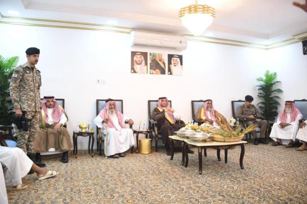 بالصور.. محافظ الأحساء يتفقد مركزي «السيح» و«مريطبة»