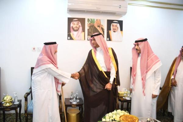 بالصور.. محافظ الأحساء يتفقد مركزي «السيح» و«مريطبة»