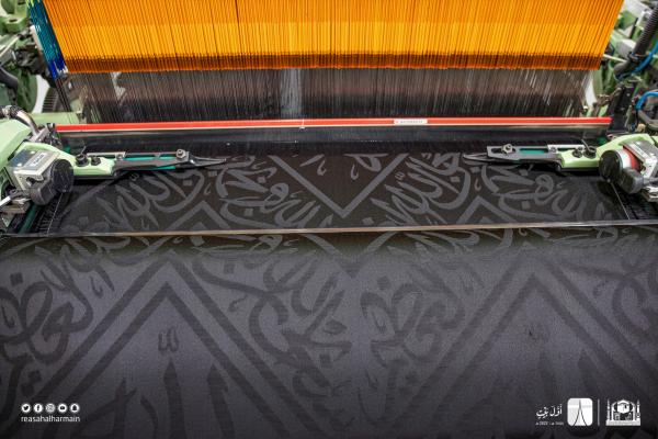 شاهد.. حياكة وتطريز ثوب الكعبة بـ 670 كجم من الحرير كل عام