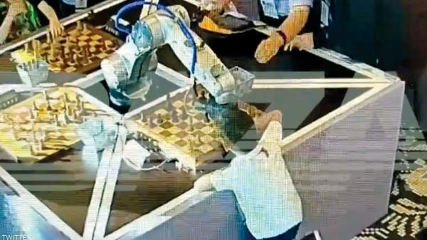 روبوت يهاجم طفلا في مباراة شطرنج «مفزعة»