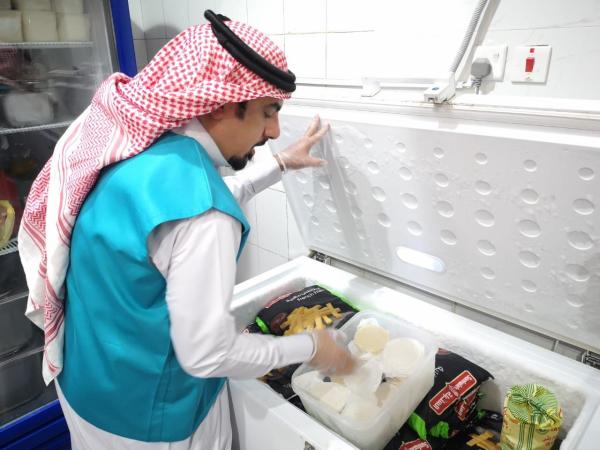 إغلاق منشأة وإتلاف 100 كجم مواد غذائية فاسدة بالنعيرية