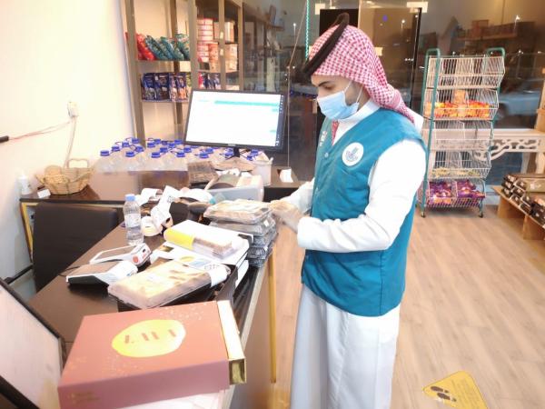 إغلاق منشأة وإتلاف 100 كجم مواد غذائية فاسدة بالنعيرية