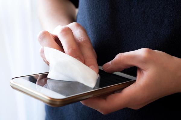 شاشة هاتفك متسخة؟.. إليك طريقة تنظيفها دون ضرر