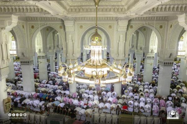 «شؤون الحرمين»: 100 ألف ساعة تطوعية داخل المسجد الحرام